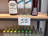 de nombreuses bouteilles d'alcool sur les étagères du magasin