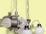 une lampe suspendue au plafond de la pièce