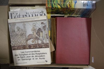 de nombreux livres dans la boîte posée sur la table