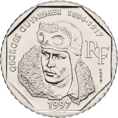 Gros plan sur une pièce de monnaie portant le visage d'un homme