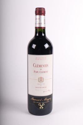 une image d'une bouteille de vin rouge sur fond blanc