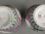 paire de vases chinois ornés de motifs colorés sur un fond gris