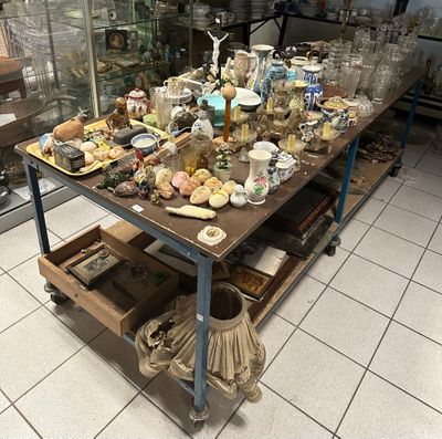 une table sur laquelle sont posés de nombreux objets dans une pièce