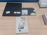 un ordinateur portable posé sur une table, avec une étiquette de prix dessus