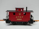 un wagon de queue rouge au toit noir, posé sur un fond blanc