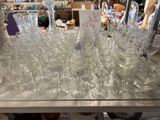 beaucoup de verres à vin vides sur la table