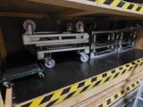 un homme qui se tient à côté d'une étagère sur laquelle est posé un train