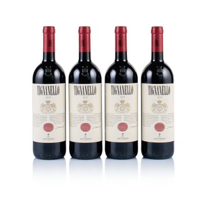trois bouteilles de vin rouge posées l'une à côté de l'autre sur une surface blanche
