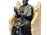 une statue représentant une femme assise sur un banc