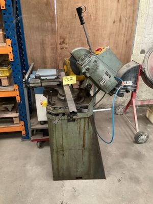 une machine posée sur une table dans une pièce
