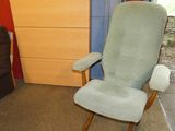 une chaise et une commode dans une pièce