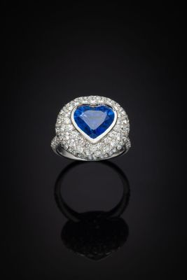une bague en saphir et diamants en forme de cœur