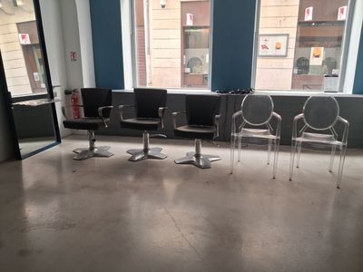 Plusieurs chaises sont alignées dans une pièce, avec une fenêtre en arrière-plan.