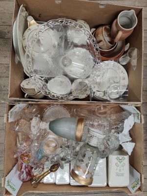 2 Cartons comprenant verreries, pots, plats, partie de servi…