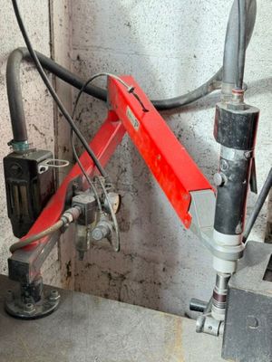 une image représentant une machine rouge et noire dotée d'une poignée rouge