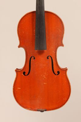 un vieux violon avec un archet sur fond blanc