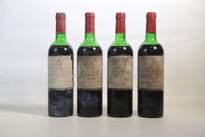 trois bouteilles de vin sont posées les unes à côté des autres sur une surface blanche