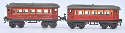 deux petits trains assis côte à côte sur une surface blanche