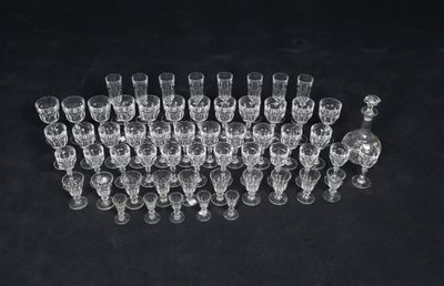 beaucoup de verres vides sur une table noire
