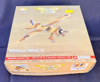 une boîte contenant une maquette d'avion de la Seconde Guerre mondiale