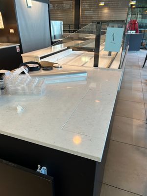 une photo d'un plan de travail de cuisine avec un lave-vaisselle et un lave-vaisselle