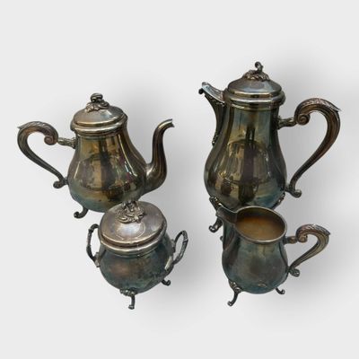 deux théières en métal argenté et une cafetière sur fond blanc