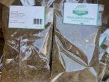 deux sacs de provisions posés sur une table