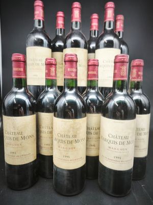 six bouteilles de vin rouge sont alignées sur une table noire
