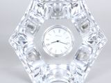 une horloge en cristal posée sur une table