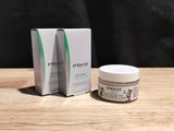 un gros plan sur une boîte et un pot de crème pour le visage posés sur une table