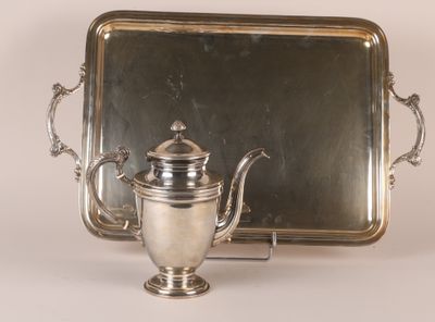 un plateau en argent sur lequel est posée une théière en argent