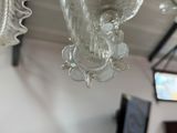 un lustre en verre suspendu au plafond d'une pièce