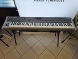 un piano posé sur une table