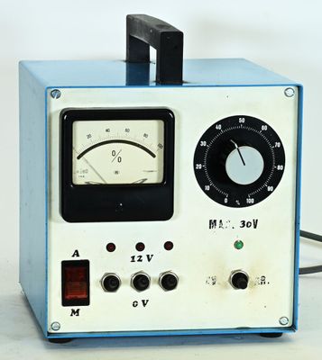 un petit appareil électronique posé sur une table