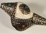 une image d'une bague en argent et turquoise ornée d'un oiseau