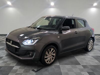 La petite voiture grise est garée sur un sol en dalles à damier