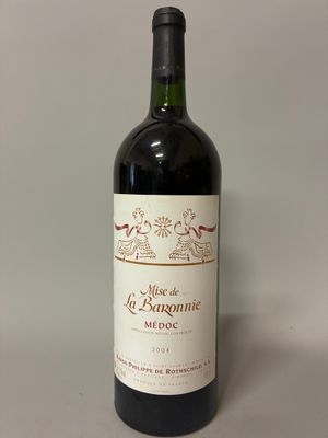 une bouteille de vin posée sur une table