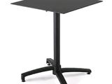 un gros plan d'une table au plateau noir sur fond blanc