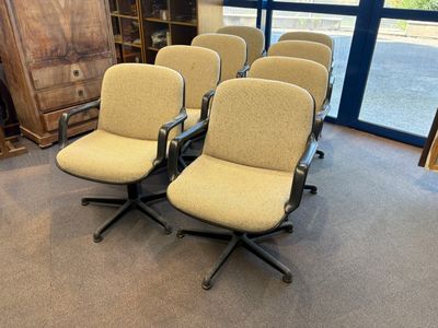 quatre chaises placées devant une bibliothèque
