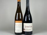 deux bouteilles de vin posées l'une à côté de l'autre sur une table