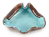 cendrier en céramique bleu et marron sur fond blanc