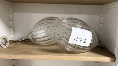 une bouteille en verre posée sur une étagère, avec une étiquette de prix dessus