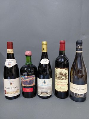 six bouteilles de vin sont alignées sur une surface grise