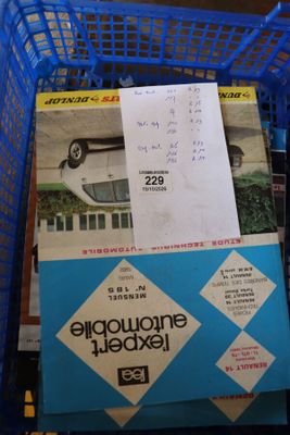 un panier à provisions bleu rempli de livres et de magazines