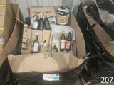 de nombreuses bouteilles et canettes de vin dans un carton