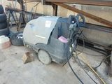 une machine posée par terre à côté d'un tas de pneus