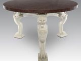 une table blanche avec un plateau en marbre sur laquelle se trouvent deux statues