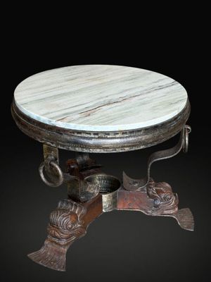 une photo d'une table basse au plateau en marbre posée sur un piètement métallique