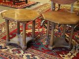 deux tables posées sur un tapis dans une pièce