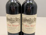 deux bouteilles de vin posées sur une table l'une à côté de l'autre